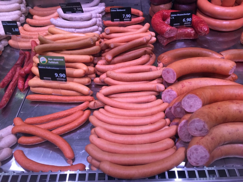 charcuterie-VILLEFRANCHE SUR MER-min_sausages_meat_butchery-1069321